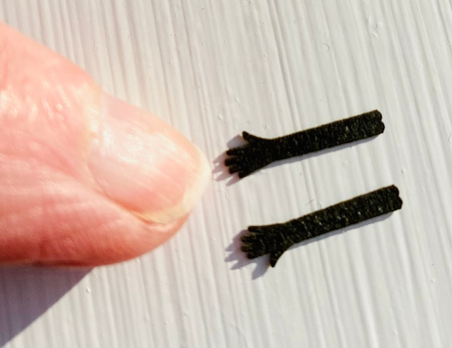 Lange Handschuhe im Maßstab 1:48